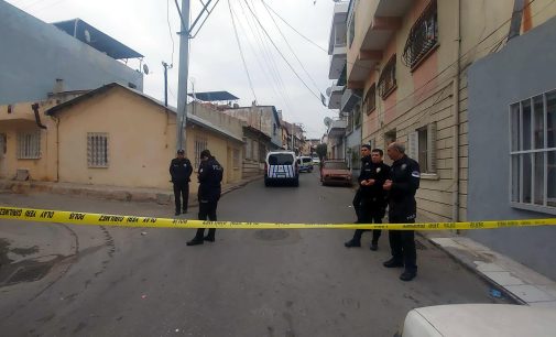 İzmir’de tartışan iki kişinin yakınları arasında silahlı kavga: Altı yaralı
