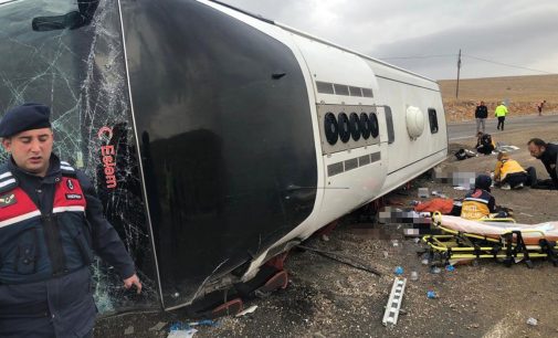 Göçmenleri taşıyan yolcu otobüsü devrildi: Üç ölü, 27 yaralı