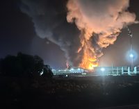 Kimya fabrikasında yangın: Patlama ihtimalini karşı bölgeye geçişler kapatıldı