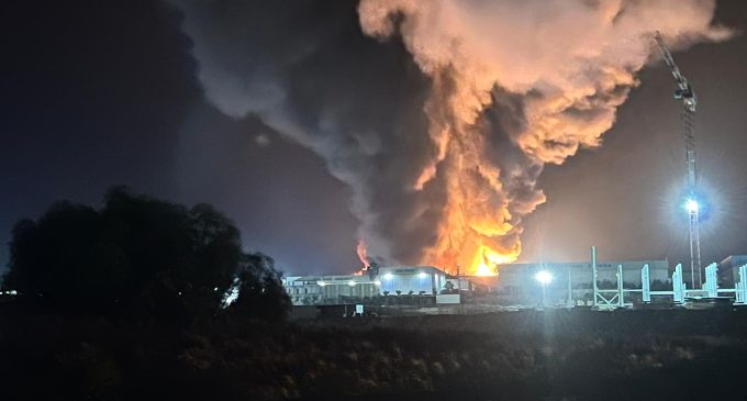 Kimya fabrikasında yangın: Patlama ihtimalini karşı bölgeye geçişler kapatıldı