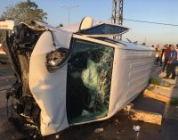 Mersin’de otomobille çarpışan öğrenci servisi devrildi: Altısı çocuk, yedi yaralı