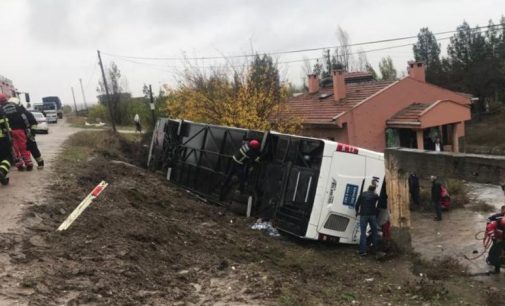 Diyarbakır’da yolcu otobüsü devrildi: Üçü ağır 35 yaralı