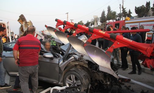 Manisa’da feci kaza: Pulluk takılı traktöre saplanan araçtaki bir kişi öldü, dört yaralı