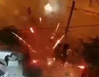 Adana’da sokak ortasında çatışma: Birbirlerine havai fişek ile saldırdılar!