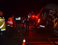 Tiyatrocuları taşıyan minibüs TIR’a arkadan çarptı: Üç ölü, sekiz yaralı