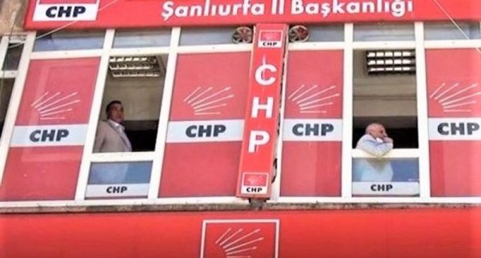 CHP Urfa’da “görevden alınan” başkanlar masalarını bırakmadı: İki ilçede dört CHP bürosu oldu