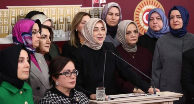 AKP’nin “türban” düzenlemesini içeren anayasa teklifi Meclis’te: Tartışmalı “aile” maddesi de var