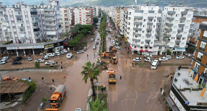 Antalya’da şiddetli yağış: Üç ilçede eğitime bir gün ara verildi