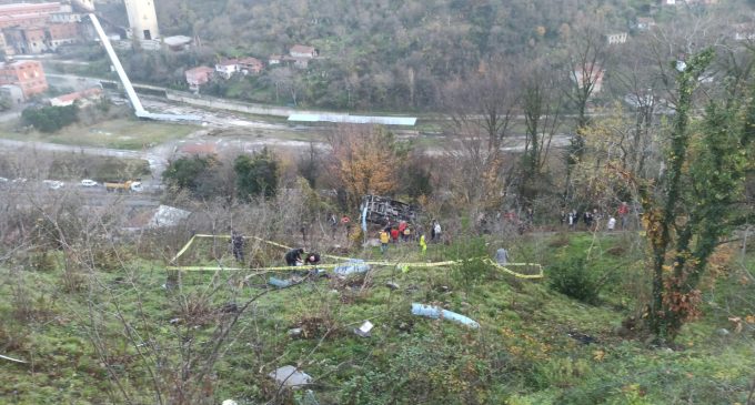 Zonguldak’ta öğrenci servisi tepeden yuvarlandı: Bir ölü, 19 yaralı