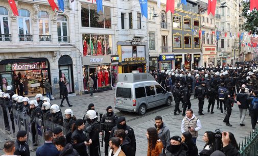 Paris saldırısı Fransa Başkonsolosluğu önünde protesto edildi: Gözaltılar var