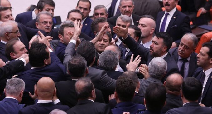 AKP’li Kurtulmuş konuştu, muhalefet vekilleri tepki gösterdi: Oturuma ara verildi
