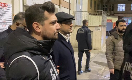 Eski Beşiktaş Belediye Başkanı Murat Hazinedar ve iki kişi, rüşvet ve irtikap suçlamasıyla tutuklandı