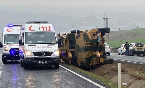 Zırhlı askeri araç devrildi: Altı yaralı