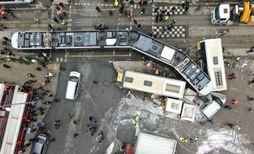 İstanbul’da otobüs ile tramvay çarpıştı: Yaralılar var