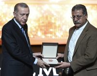 Erdoğan’ın ödül verdiği Şenalp’in, kamudan 10 yılda 114 milyonluk 19 ihale aldığı ortaya çıktı