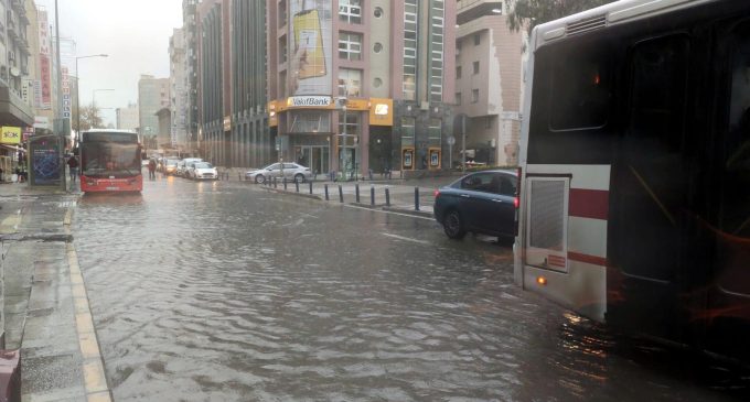 İzmir’de sağanak: Ev ve iş yerlerinde su baskınları yaşandı, bazı araçlar suya gömüldü