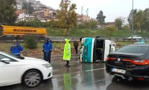 İzmir’de yolcu minibüsü yağmurda kontrolden çıkıp devrildi: Sürücü yaralı