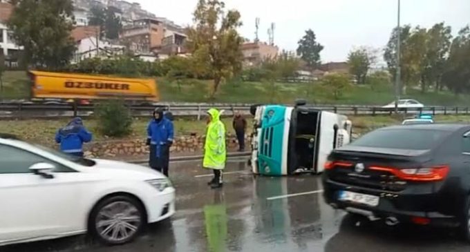 İzmir’de yolcu minibüsü yağmurda kontrolden çıkıp devrildi: Sürücü yaralı