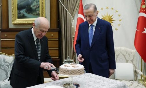 Erdoğan ile Bahçeli bir araya geldi: Üç hilalli doğum günü pastası kestiler