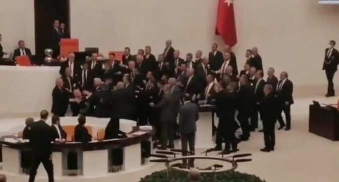 Mecliste yumruklu kavga: İYİ Parti, AKP’li Işık hakkında suç duyurusunda bulunacak