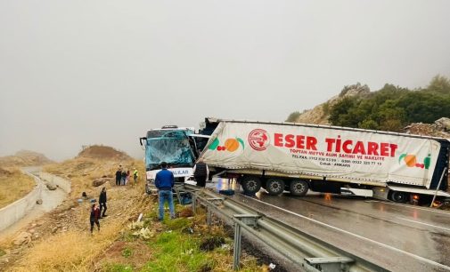 Antalya’da yolcu otobüsü, TIR’a arkadan çarptı: Dokuz yaralı