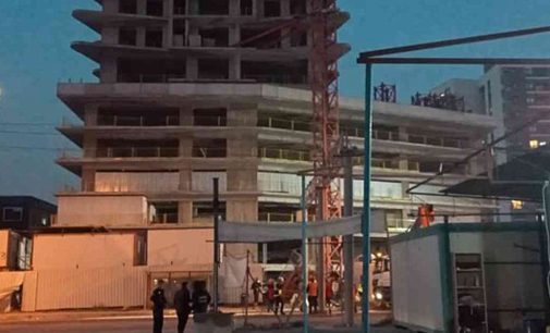 İzmir’de kule vinç devrildi: Ölü ve yaralılar var