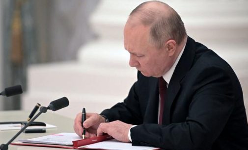 Putin, LGBT karşıtı yasayı imzaladı