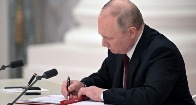 Putin, LGBT karşıtı yasayı imzaladı