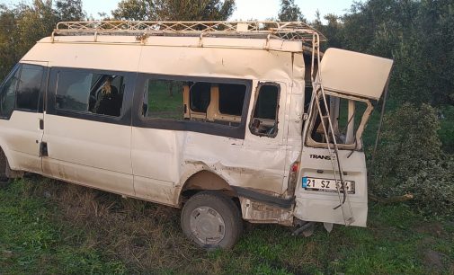 Zeytin işçilerini taşıyan minibüse TIR çarptı: Sekiz yaralı