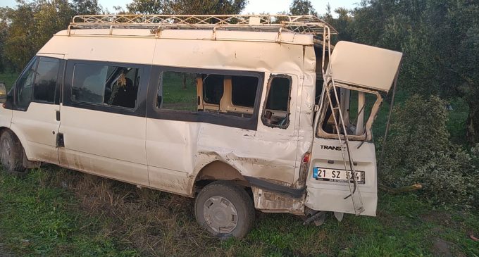 Zeytin işçilerini taşıyan minibüse TIR çarptı: Sekiz yaralı