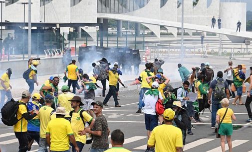 Brezilya’da seçimi kaybeden Bolsonaro’nun taraftarları kongre ve başkanlık sarayını bastı