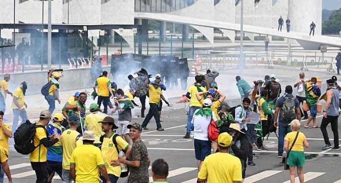 Brezilya’da seçimi kaybeden Bolsonaro’nun taraftarları kongre ve başkanlık sarayını bastı