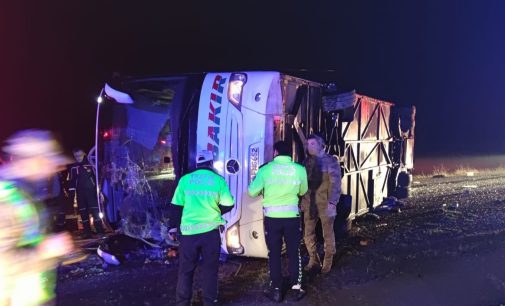 Yolcu otobüsü devrildi: Beş ölü, 22 yaralı