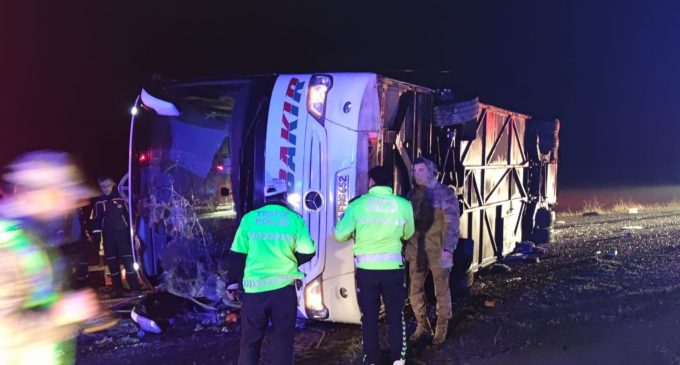 Yolcu otobüsü devrildi: Beş ölü, 22 yaralı