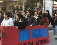 İzmir’de ulaşım zammına öğrencilerden maket otobüsle protesto: Ulaşıma ulaşamayanlarız