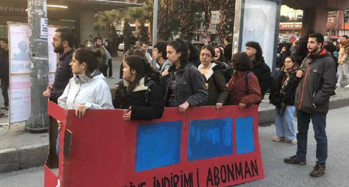 İzmir’de ulaşım zammına öğrencilerden maket otobüsle protesto: Ulaşıma ulaşamayanlarız