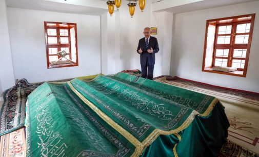Kılıçdaroğlu türbede dua etti: Bilgilendirmede “Kılıçdaroğlu peygamber soyundandır” denildi