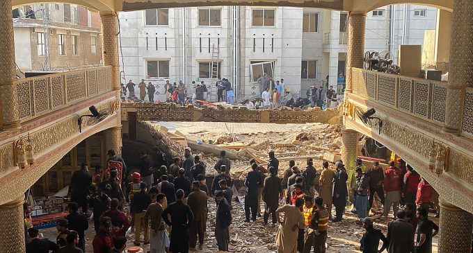 Pakistan’daki camiye bombalı saldırıda ölü sayısı artıyor: 72’ye yükseldi