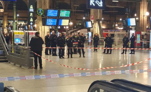 Paris’te bıçaklı saldırı: Biri polis altı kişi yaralandı