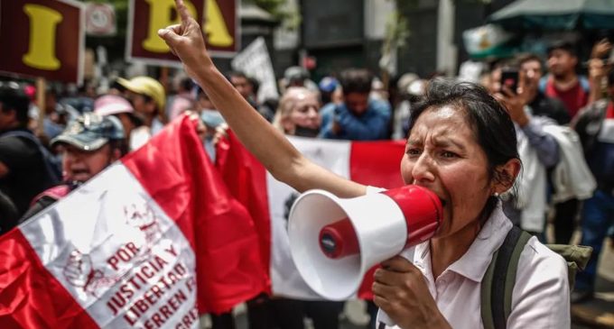 Peru’da Devlet Başkanı’nın istifası talebiyle protestolar sürerken başkent dahil üç bölgede OHAL ilan edildi