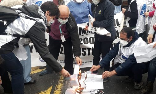 İstanbul’da sağlık çalışanlarından maaşlara zam talebiyle eylem: Emek kırmızı çizgimizdir