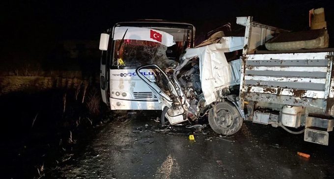 Tekirdağ’da işçi servisi ile kamyonet çarpıştı: 1 ölü, 20 yaralı
