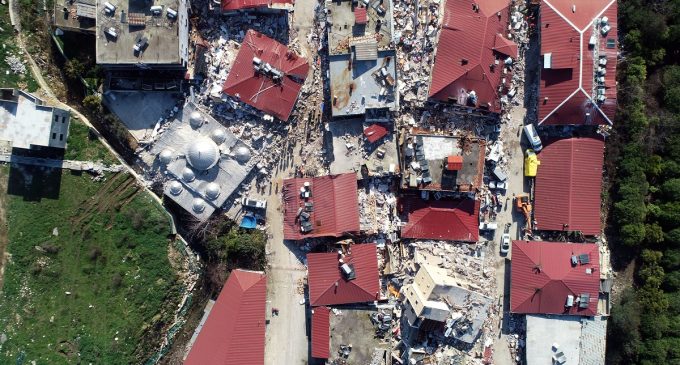 18 bin nüfuslu o mahallede sağlam bina kalmadı: Hayırseverlerin yaptırdığı cami de yıkıldı