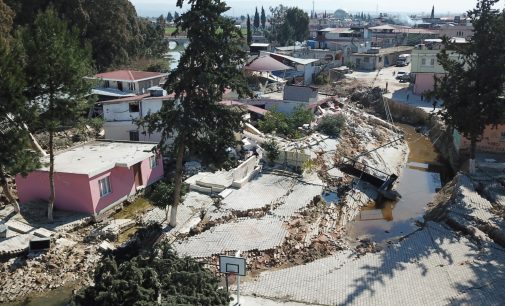 Deprem mahalleyi ikiye böldü: Evler Asi Irmağı’na kaydı