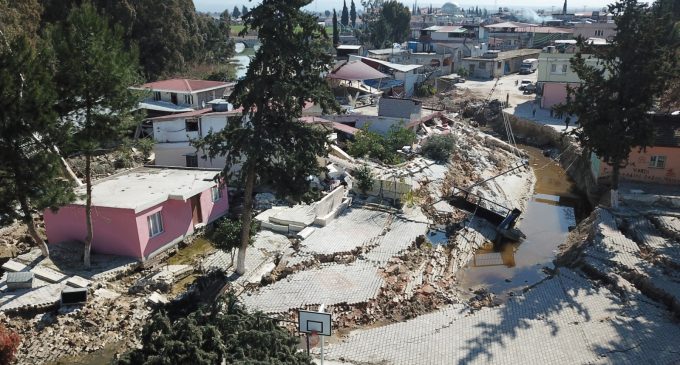 Deprem mahalleyi ikiye böldü: Evler Asi Irmağı’na kaydı