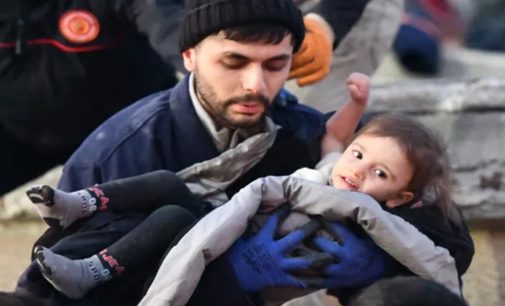 Gaziantep’te ikiz bebekler, yıkılan binanın enkazından 40 saat sonra kurtarıldı
