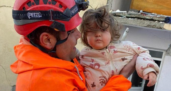 Hatay’da itfaiye ekipleri 1 yaşındaki bebeği enkazdan kurtardı: “Hadi gidelim kuzum”