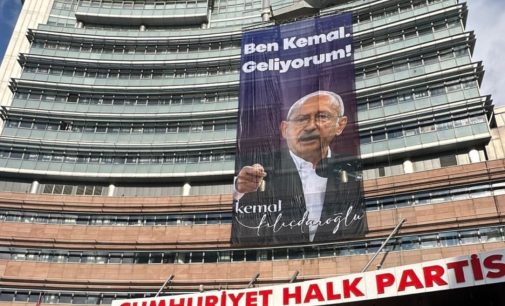 CHP binasında dev pankart: “Ben Kemal, geliyorum!