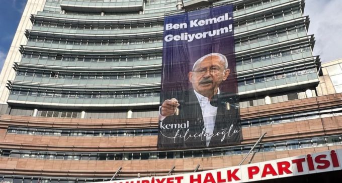 CHP binasında dev pankart: “Ben Kemal, geliyorum!