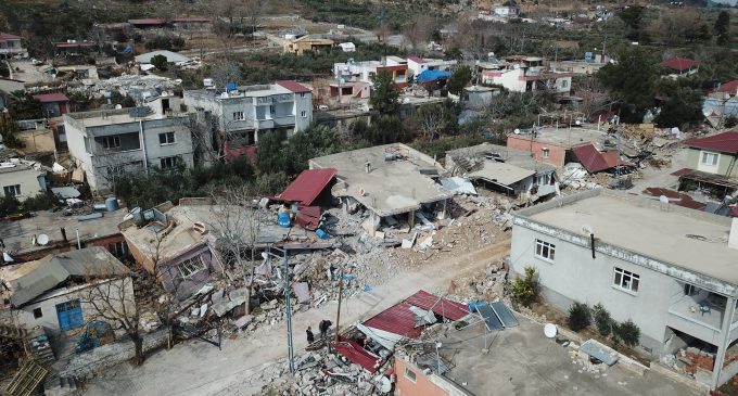 Fay hattı üstüne kurulu köyde 200 evden 190’ı yıkıldı: “Büyüklerimiz burada fay hattı var diyordu”